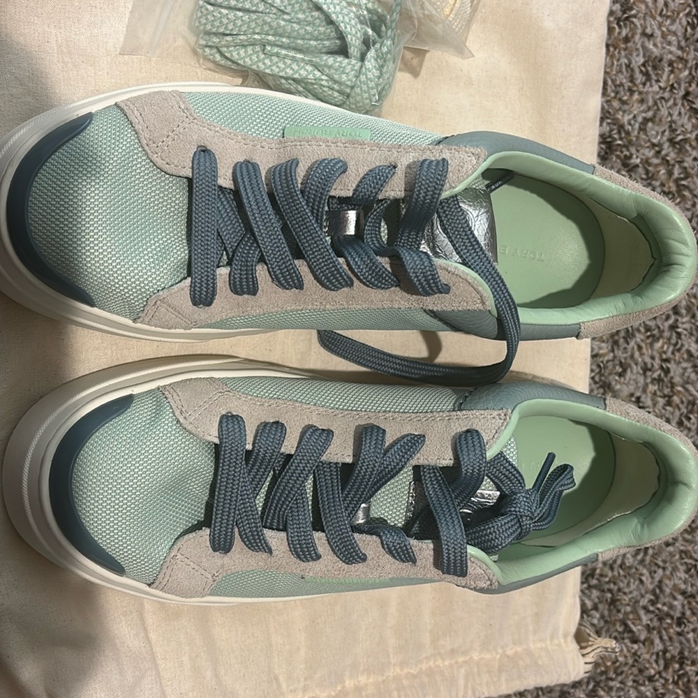 Semi new Tory Burch sneaker, really nice color for this winter